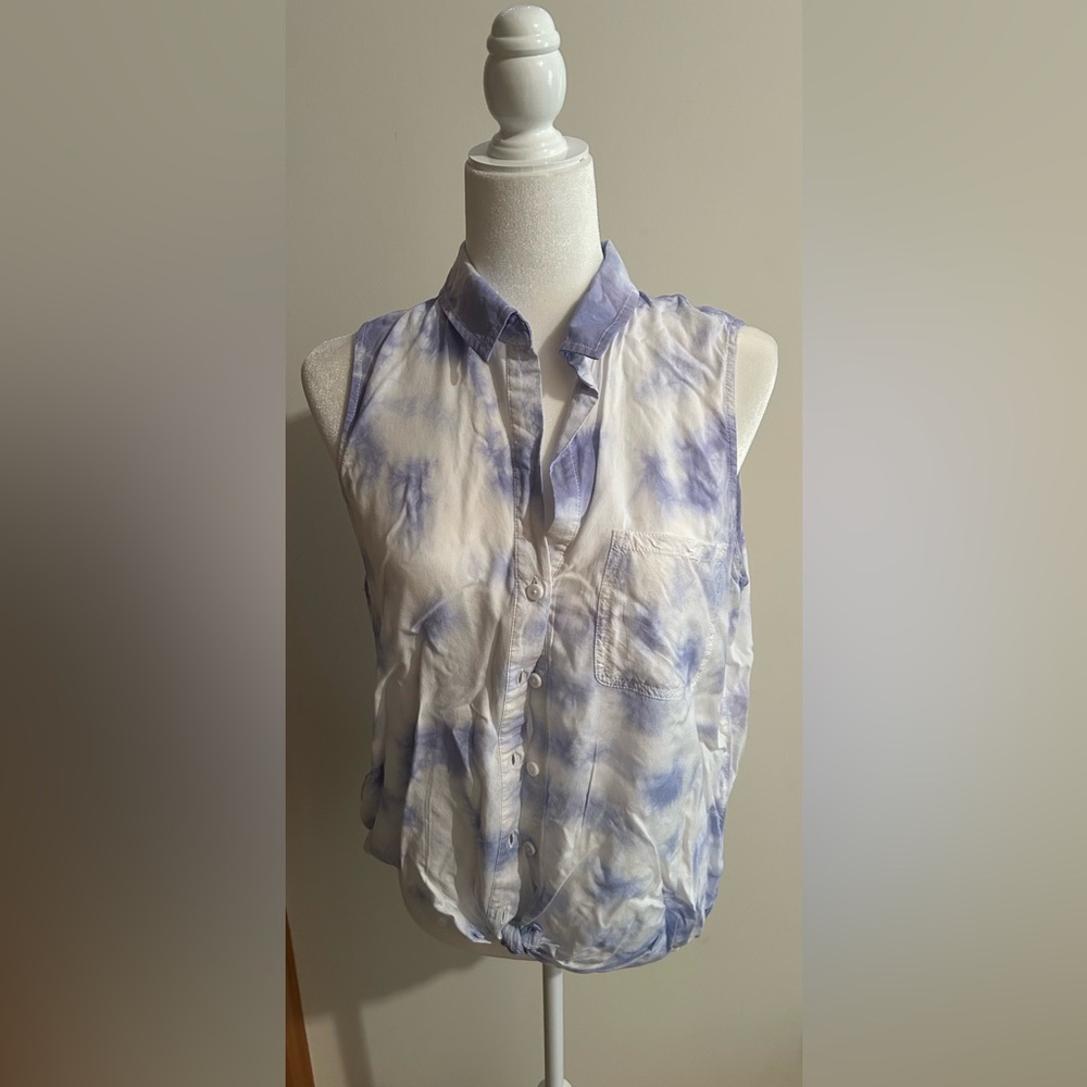 BEACHLUNCHLOUNGE Blue and White Tie-Dye Button Down Sleeveless Blouse